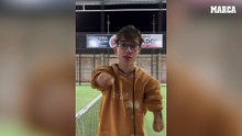 Juega al pádel sin brazos y se atreve a retar a Tapia