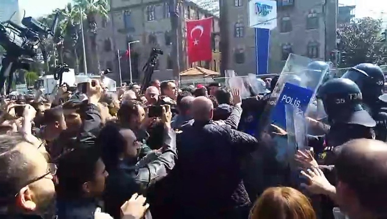 Meslek Fabrikası önünde müdahale: Biber gazı kullanıldı, arbede yaşandı