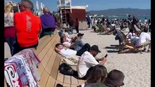 Pasquetta fra pic nic e sport sotto il sole, spiagge prese d'assalto e primi bagni al mare - VIDEO