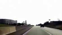 Vídeo mostra momento em que avião faz pouso forçado em avenida movimentada