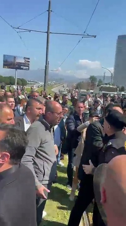 Meslek Fabrikası önünde tansiyon yükseldi: Başkan Yıldız ile polis arasında tartışma!