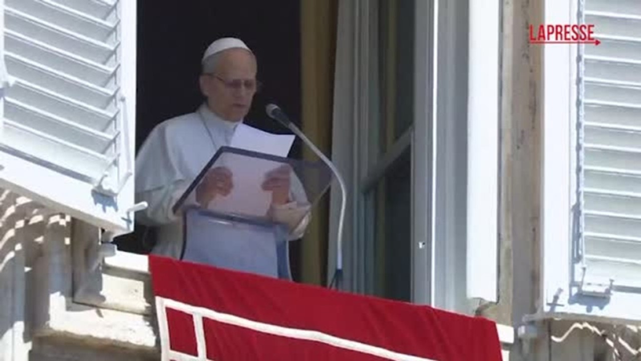 Papa Leone XIV ricorda Francesco al Regina Coeli, applausi in Piazza San Pietro