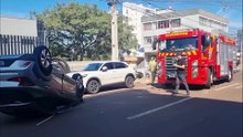 Carro capota após colisão no cruzamento das Ruas Carlos de Carvalho e Maranhão