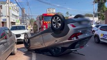 Mulher é socorrida após carro capotar no bairro Parque São Paulo, em Cascavel