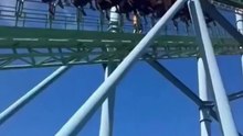 Se rompió una montaña rusa en el Parque de la Costa y las personas quedaron colgadas 20 minutos