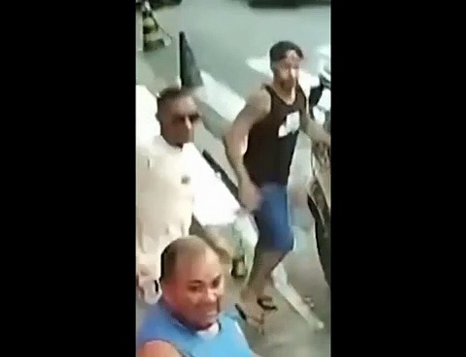 Pai abraça filha que escapou de atropelamento que matou irmãos alagoanos