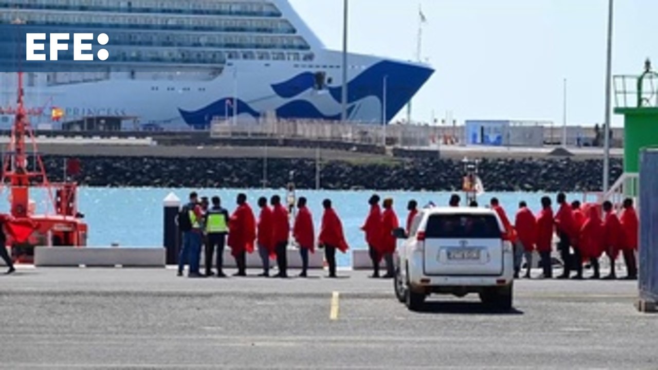 Salvamento rescata a 37 inmigrantes de una patera localizada en aguas cercanas a Lanzarote