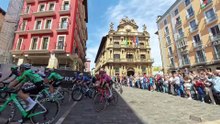 Paso de la Vuuelta Ciclista al País Vasco por la plaza del Ayuntamiento de Pamplona