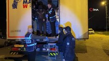 Hurma ve fıstık yağı yüklü tırda 18 kaçak göçmen yakalandı