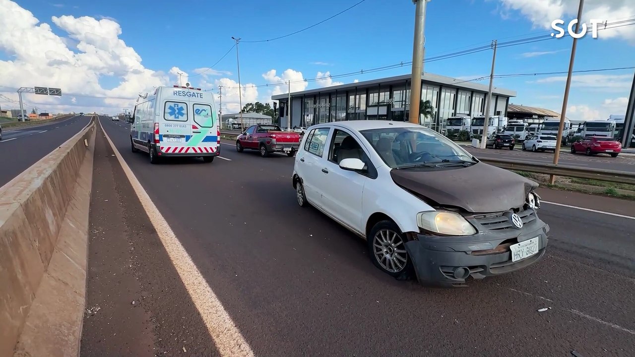 Batida entre carreta e carro deixa trânsito lento no Trevo Cataratas, em Cascavel
