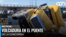 Tráiler vuelca en Calzada Zaragoza a la altura del Puente de la Concordia