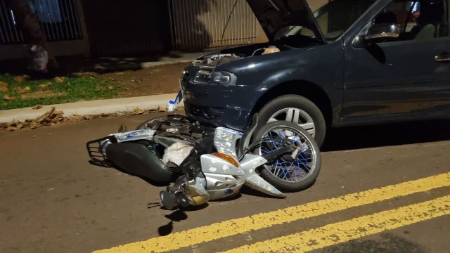 Motociclista fica ferido em colisão entre carro e moto no Bairro Periolo, em Cascavel