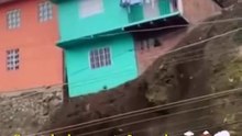 Cuando la montaña cede, el riesgo de construir en cerros 🌋⛰️🌧️  When the mountain collapses, the danger of building on hills.