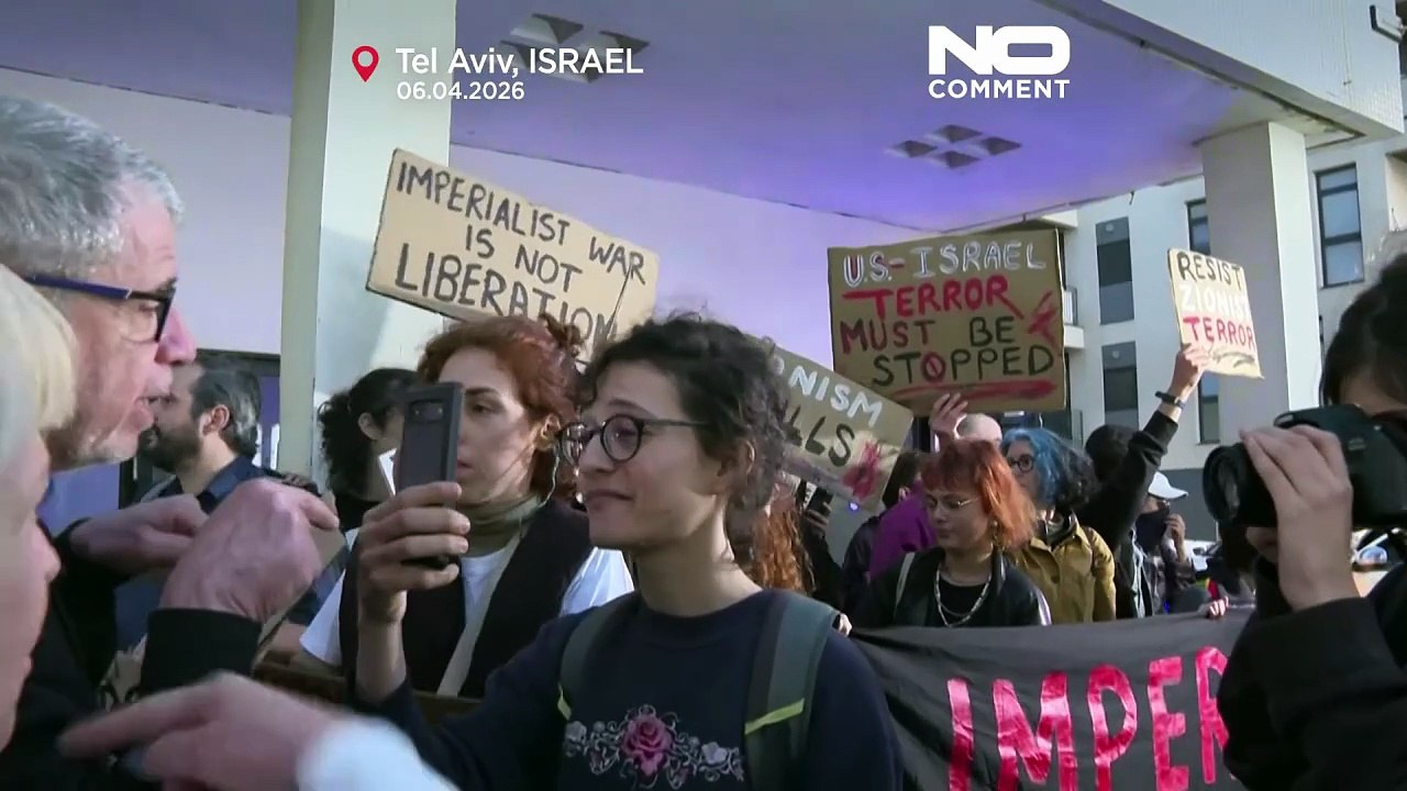 Antikriegsprotestierende demonstrieren vor US-Botschaftsbüro in Tel Aviv