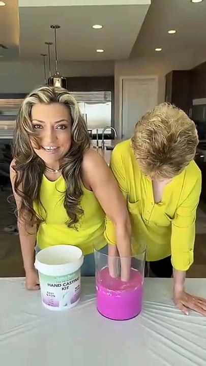 Mother and daughter made a beautiful gesture of family love! SHARE THIS LOVE😍🥰🥹