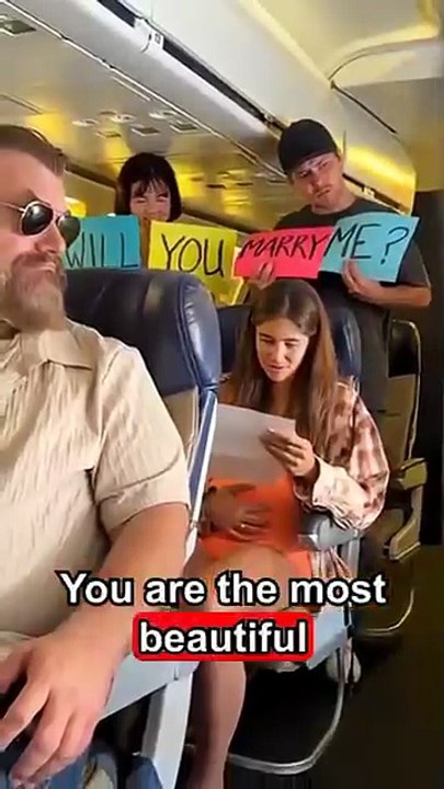 She never expected this gift in the sky, don’t miss it 💕✈️😍