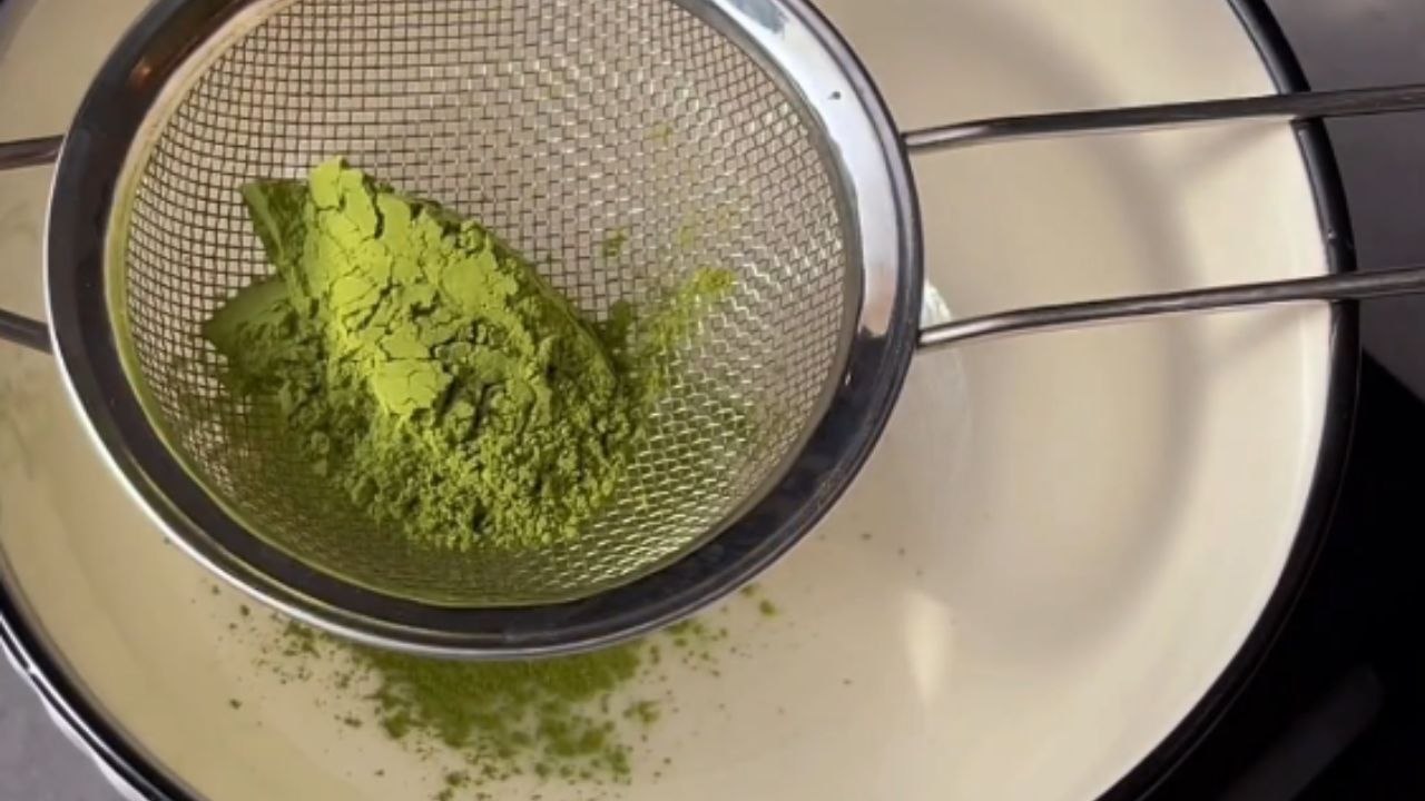 Delicious iced matcha latte recipe featuring brown sugar and milk
