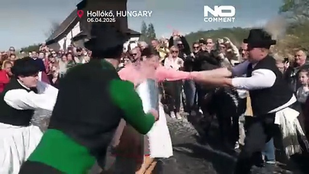 Osterbräuche in Ungarn: Männer übergießen Frauen in Hollókő mit Wasser