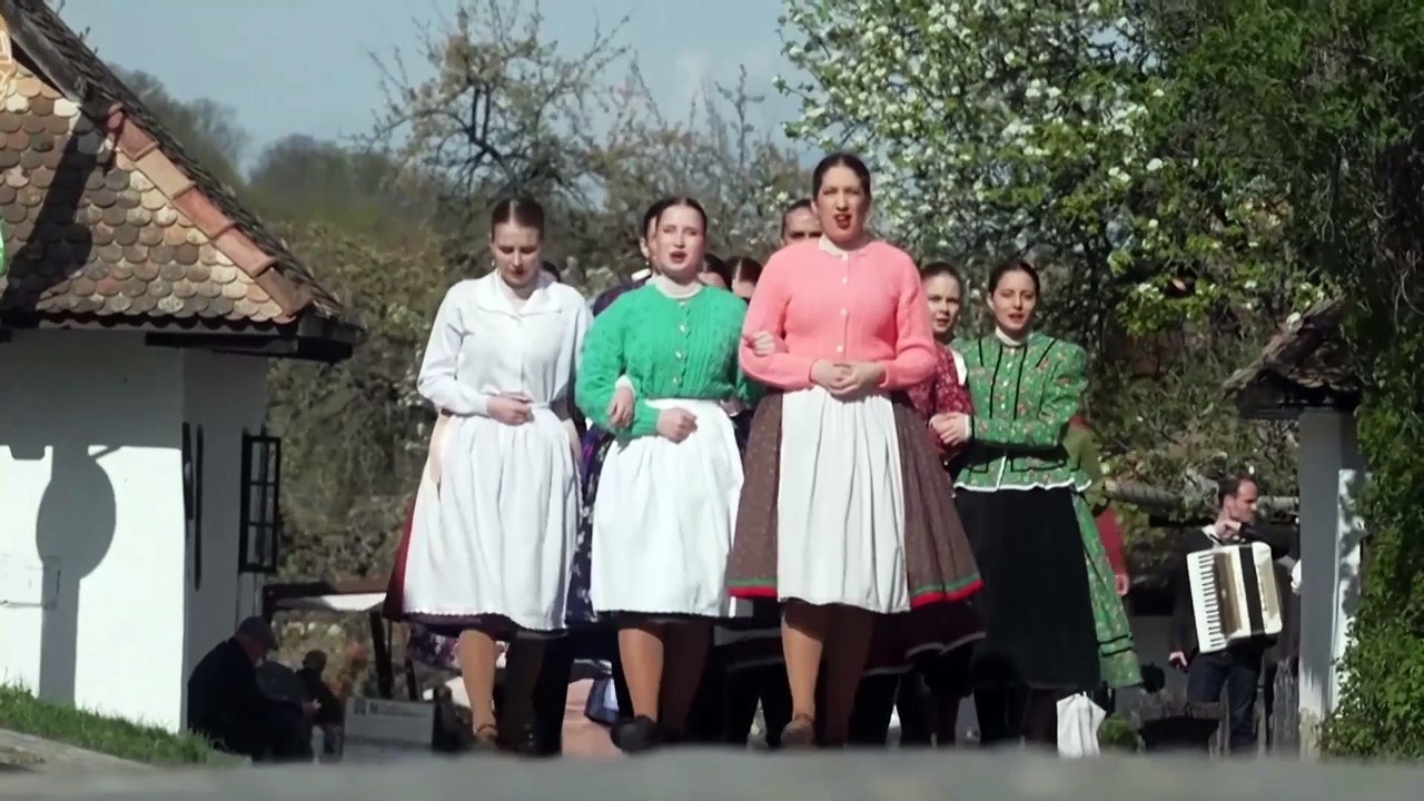 Hollókő'de Paskalya geleneğinde kadınlar suyla ıslatıldı