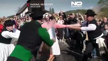 Ουγγρικό πασχαλινό έθιμο: γυναίκες δέχονται μπουγέλο στο Χολόκε