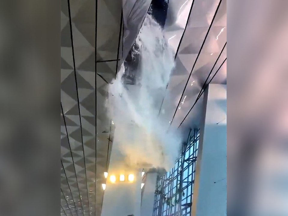 Starkregen reißt Flughafendach ein: Touristen geschockt