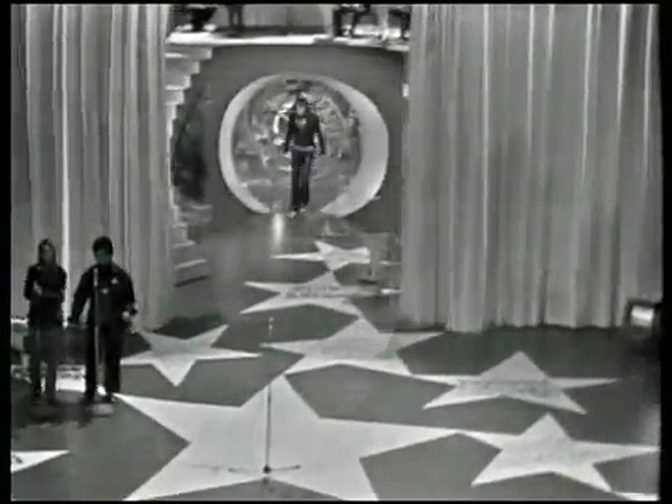 1971 - Johnny Hallyday - “Oh ! Ma Jolie Sarah” en Live dans “Les Étoiles de la Chanson” (1ère Chaîne, 29 Juin)