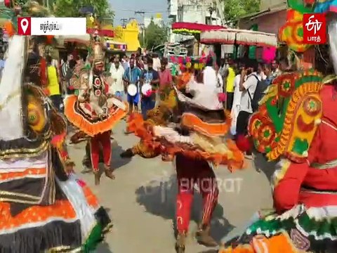 பிரிட்ஜ், சிலிண்டர், ஸ்கூட்டருடன் வாக்கு சேகரித்த அதிமுக வேட்பாளர்