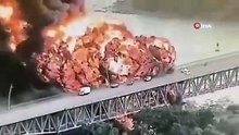 Akaryakıt tankeri infilak etti, dev köprü alevler içinde kaldı!