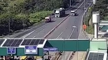 Vídeo mostra caminhão desgovernado furando pedágio e motorista é preso em MG