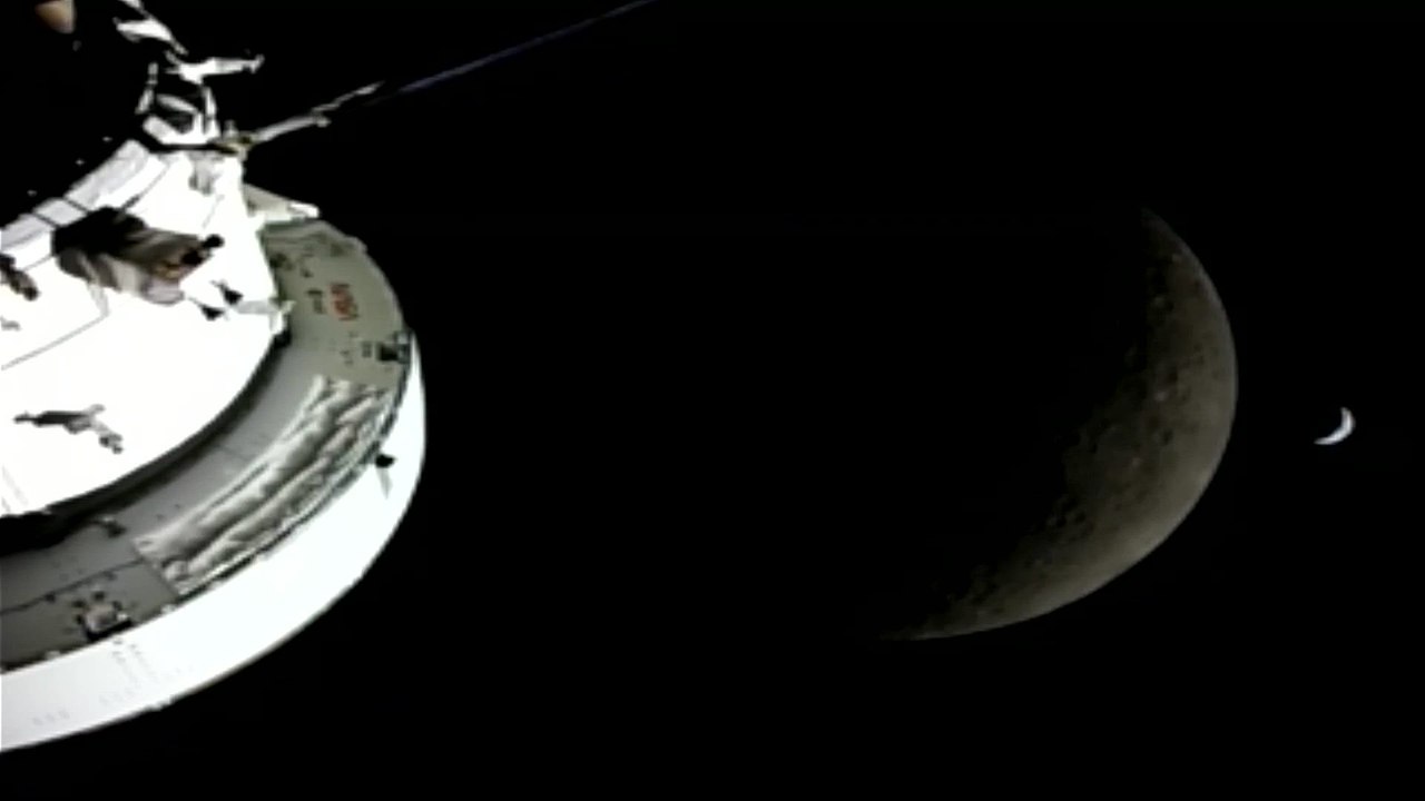 Artemis II moon crew briefly lose contact, then reconnect with Earth