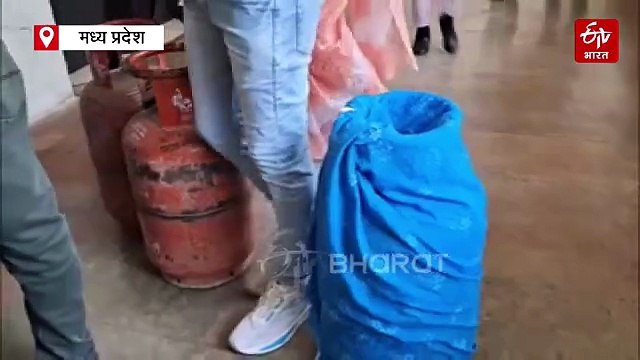 बुकिंग कराने के 15 दिन बाद भी नहीं मिली गैस, खाली सिलेंडर लेकर कलेक्टर की जनसुनवाई में पहुंचे लोग