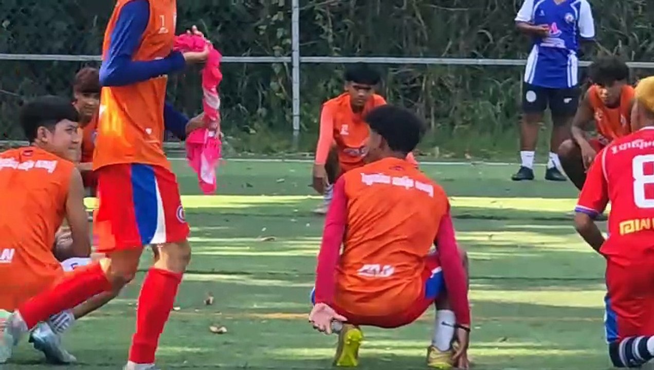 ក្រុមបាល់ទាត់វិទ្យាល័យ ជាស៊ីម សាមគ្គី បញ្ចូលល្បែងប្រជាប្រិយខ្មែរជាលំហាត់បង្កើនកម្លាំងកូនក្រុម