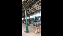 El momento en que los pasajeros del Tren Roca corrieron para escapar del hombre armado que tomó a una rehén