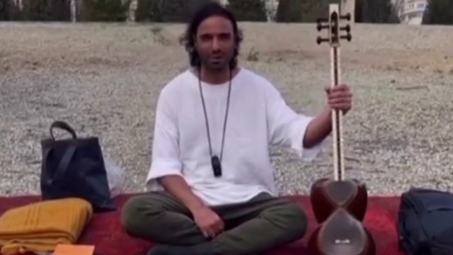 L'artista iraniano che suona davanti alla centrale elettrica di Teheran minacciata dalle bombe