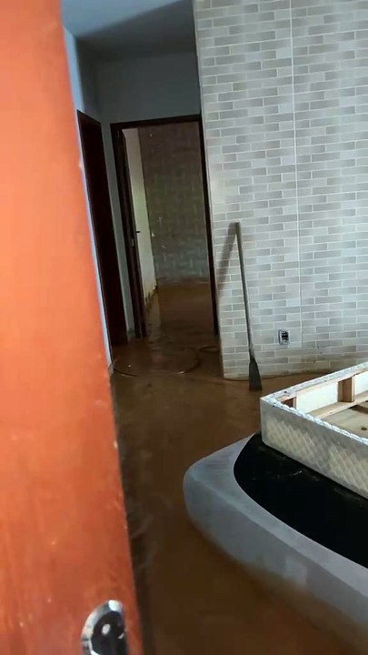 Mar de lama invade casa de morador pela 4° vez em SC após fortes chuvas: "Sensação horrível"