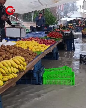 Mardin’de yarım saatlik sağanak yağış cadde ve sokakları göle çevirdi!