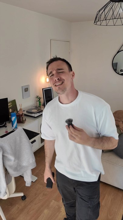 Le setup parfait n’est rien sans énergie. ⚡️Je vous partage enfin mon secret pour tenir une journée entière de tournage Les indispensables à vérifier :• Capacité (mAh) pour l'autonomie.• Puissance (W) pour la vitesse (130W = le futur).