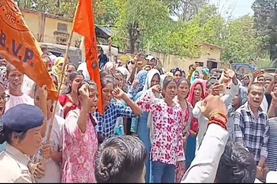 Video: एनसीईआरटी की जगह प्राइवेट स्कूलों में निजी प्रकाशकों की महंगी किताबें, अभाविप ने घेरा DEO दफ्तर