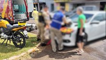 Motociclista fica "grudada" no capô após colisão na Avenida Rocha Pombo
