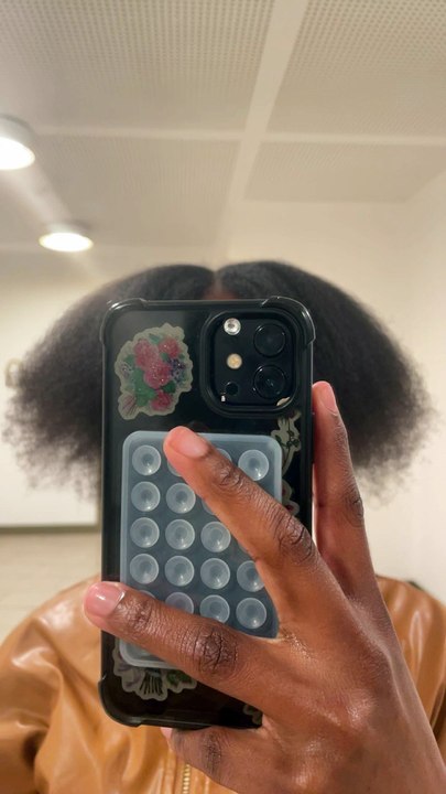 Teste des produits, raconte des histoires, musique