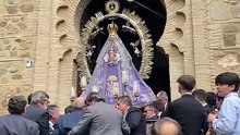 Momento de la salida de la Virgen de la Salud desde la iglesia de Santa Leocadia