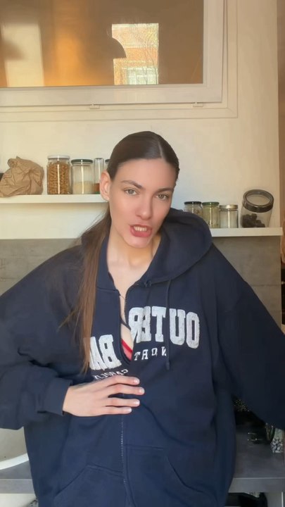 Moment de gêne ultime quand ils rentrent et que la lingerie est étalée sur le canapé.