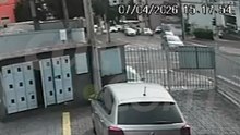 Câmera mostra forte batida na Avenida Carlos Gomes
