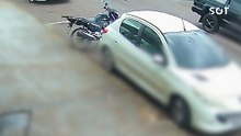 Motociclista é arremessada sobre carro após colisão com Civic na Avenida Rocha Pombo em Cascavel