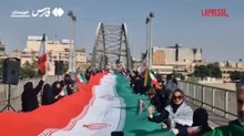 Catene umane sui ponti in Iran per difendere le infrastrutture