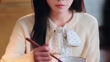《易孕成婚》「婚期1年，一周20次，直到懷上孩子為止」一份冰冷的契約，一場沒有愛情的婚姻，人人都說她是豪門延續香火的工具，怎料她生完孩子那晚，向來公事公辦的男人卻撕毀協議，這場冷冰冰的婚姻，不知何時，有了愛的溫度
