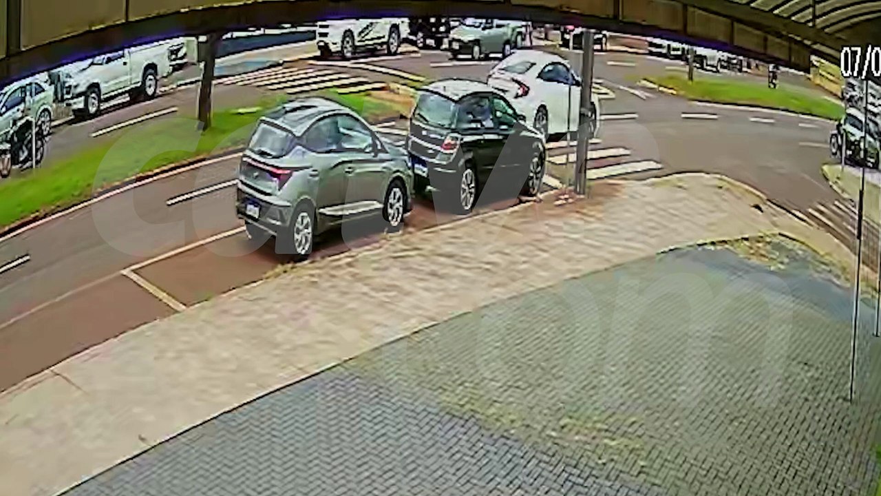 Veja acidente entre carro e moto na Avenida Rocha Pombo