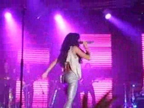 Jenifer concert Rennes, Perruque sur Comme un hic