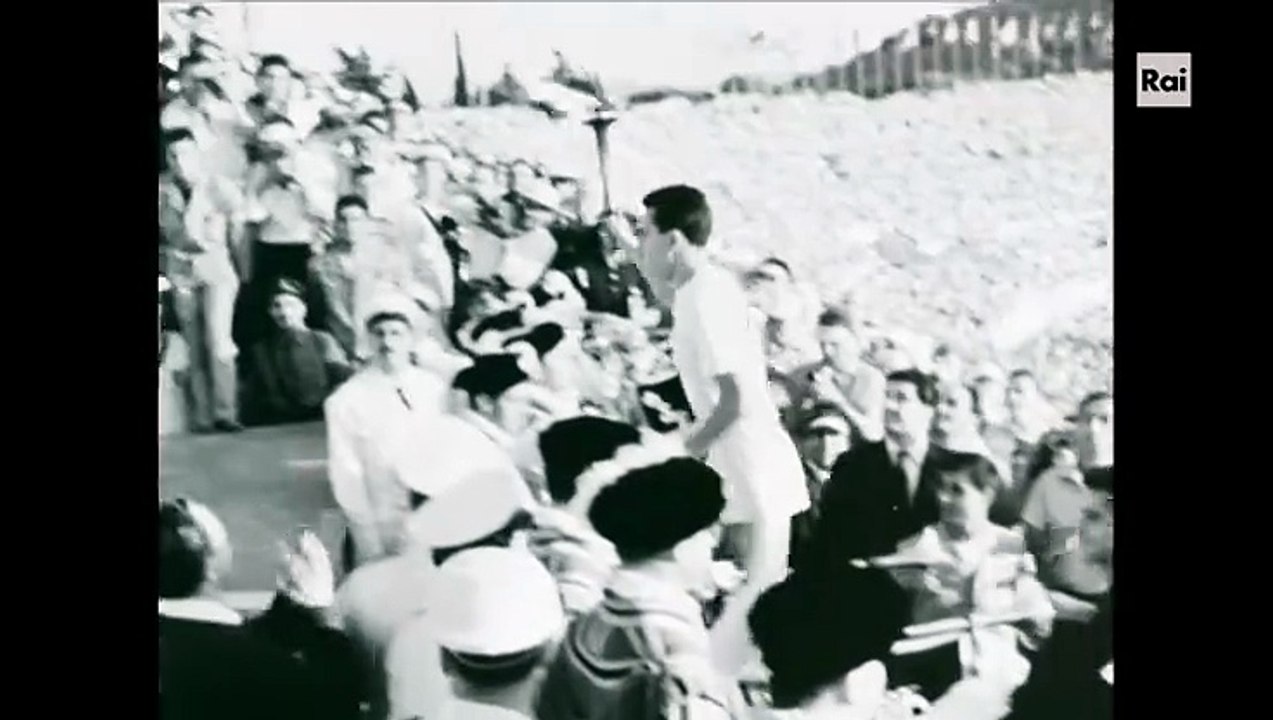 Il tedoforo accende la fiamma olimpica | Le nostre Olimpiadi 1960.04