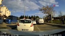 Trafikte yine yumruklar konuştu! Sürücülerin yol verme kavgası araç kamerasına yansıdı!